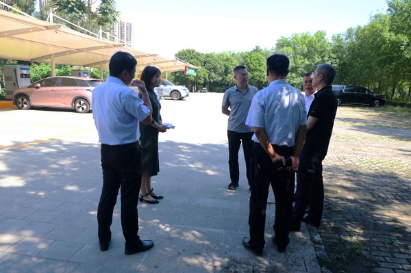 县领导调研康姆勒超级充电站运行情况