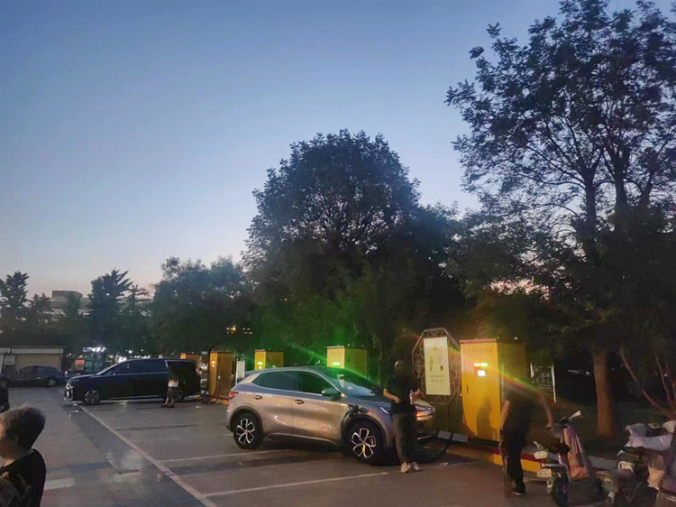 康姆勒重卡专用充电桩：港口电动牵引车运营模式和使用痛点
